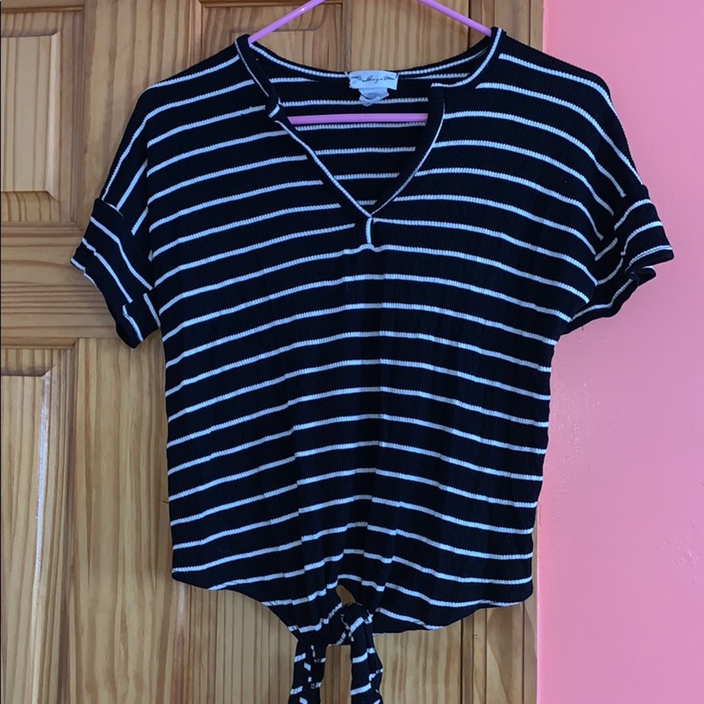 black&white striped-tee with a knotted bottom